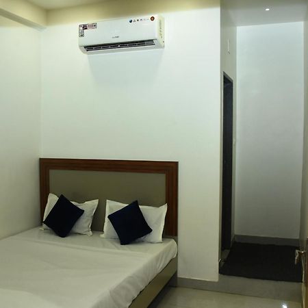 Hotel J K And Restaurant Morbi Екстер'єр фото
