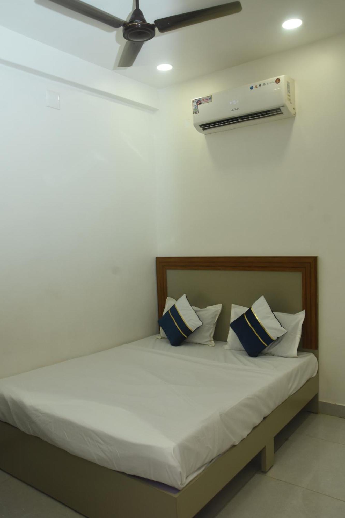 Hotel J K And Restaurant Morbi Екстер'єр фото