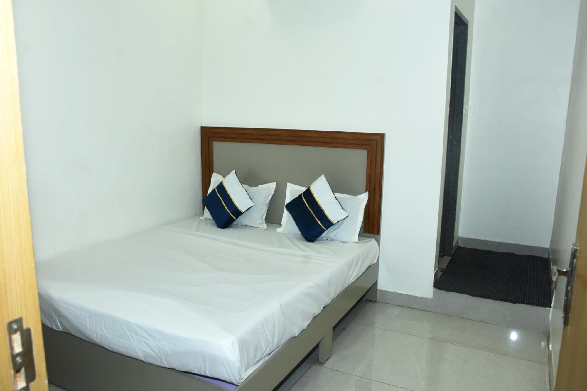 Hotel J K And Restaurant Morbi Екстер'єр фото