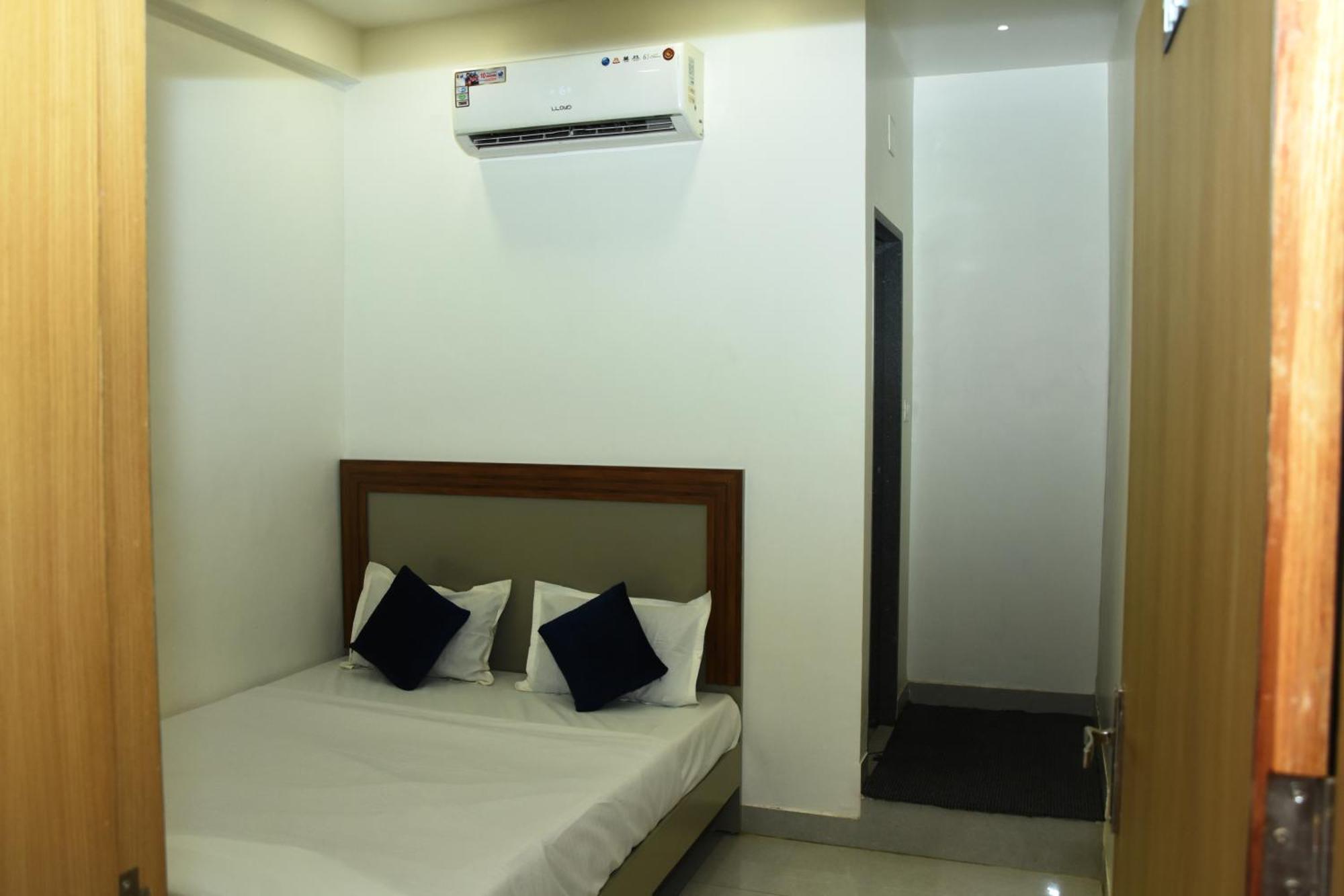 Hotel J K And Restaurant Morbi Екстер'єр фото