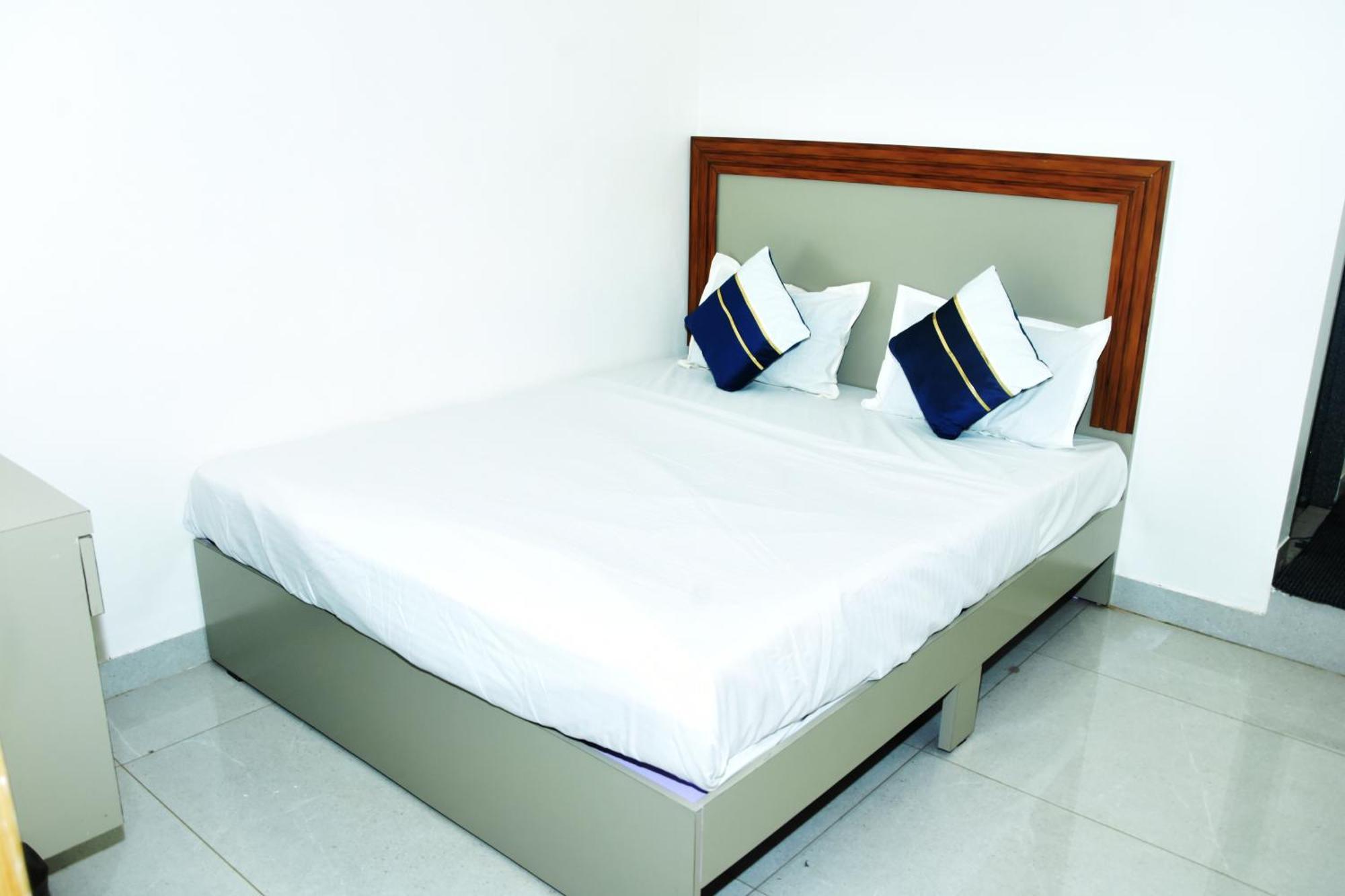 Hotel J K And Restaurant Morbi Екстер'єр фото