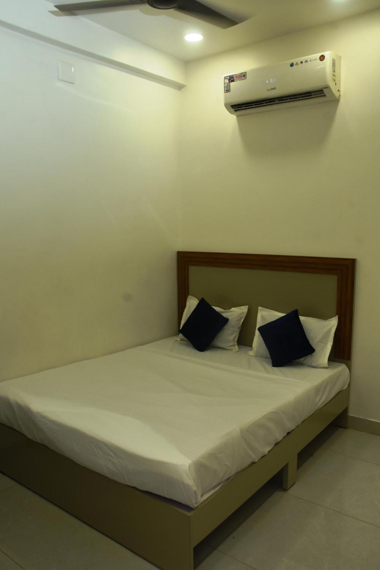 Hotel J K And Restaurant Morbi Екстер'єр фото